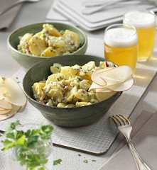 Cremiger Erdäpfelsalat mit Apfel und Stangensellerie