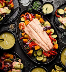 西兰花奶酪汤配三文鱼蔬菜，莳萝酱