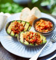 Gegrillte Avocado mit pikantem Tomatenkompott