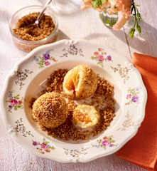 Marillenknödel mit Zuckerbröseln