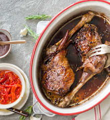 Pierna de lechal asada al vino tinto con pimientos al ajillo y salsa de cecina