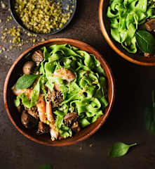Tallarines de pasta fresca con champiñones y langostinos