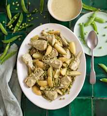 Alcachofras com chalotas e ervilhas e batatinha nova