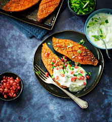 Patates douces rôties, yaourt aux herbes
