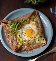 Galettes aux poireaux, œuf et comté