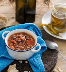 Alubias tolosanas con chorizo y tocino en cocción lenta
