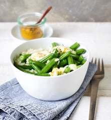 Haricots verts au curry accompagnés de riz