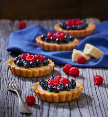 Tartellette al cioccolato bianco e frutti di bosco