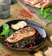 Salmone alla menta con pepe rosa e zenzero