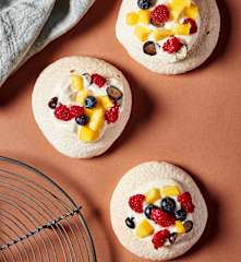 Wegańskie mini bezy Pavlova z kokosową bitą śmietaną