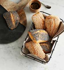 Joghurtbrötchen mit Sesam und Mohn