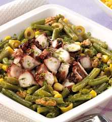 Insalata di polpo, noci, mais e fagiolini