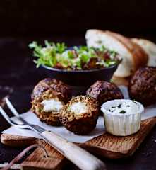 Lammfrikadellen mit Datteln und Feta