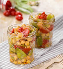 Insalata di taccole e ceci in vasetto