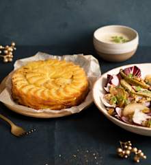 Pommes Anna, salade de trévise, poires et sauce au bleu