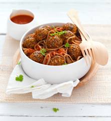 Nouilles à la sauce tomate et boulettes d'aubergine aux graines de chia