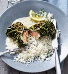 Wirsing-Lachs-Rouladen mit Reis und Meerrettichsauce