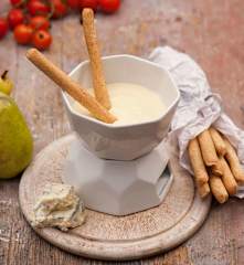 Fondue z serów pleśniowych z grissini i gruszkami