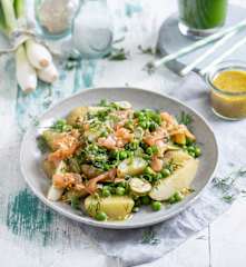 Sałatka z młodymi ziemniakami i wędzonym łososiem