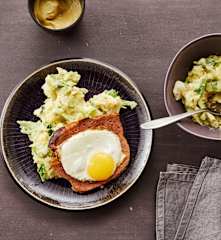 Leberkäse und Ei mit Wirsing-Kartoffel-Stampf