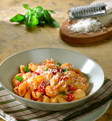 Conchas con tomate fresco y queso de cabra