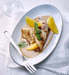 Orangen-Schmand-Pfannkuchen mit Salz-Karamell-Sauce