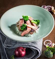 Rindfleisch-Wok mit roten Zwiebeln und Brokkoli