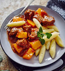Kürbisgulasch mit Schupfnudeln