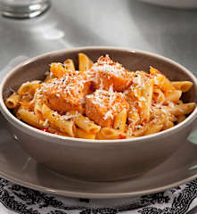 Macarrones con lomo adobado y pimientos