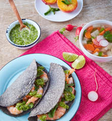 Sopa de verduras, tacos de camarón y duraznos al vapor