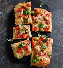 Pizza mit Zucchini und Tomaten