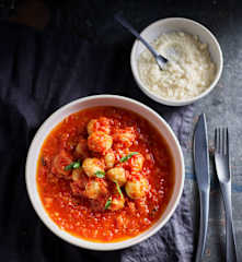 Gnocchi ripieni piccanti con salsa di pomodoro