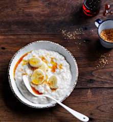 Coconut rice pudding with banana