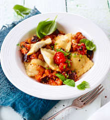 Frische Ravioli mit Ricottafüllung und Auberginensauce