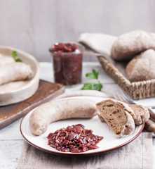 Biała kiełbasa z konfiturą cebulową