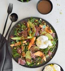 Ensalada de melón y aderezo de pistachos con balsámico