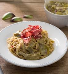 Espaguetis integrales con alcachofas y jamón ibérico