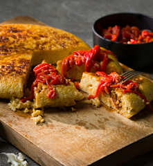 Tortilla de coliflor y chorizo con piquillos