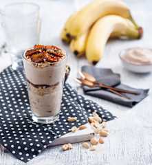 Wegański pudding bananowy z masłem orzechowym