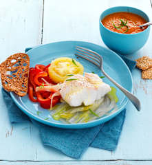Cabillaud et petits légumes d’été à la vapeur et soupe froide tomate-courgette
