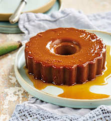 Pudim de leite condensado e café