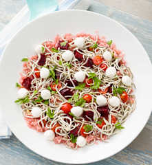 Ensalada de arroz de remolacha con angulas de surimi