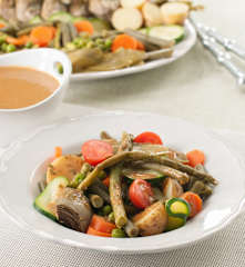 Verduras de primavera al vapor con aliño de tahini