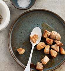 Dados de solomillo de cerdo dorados