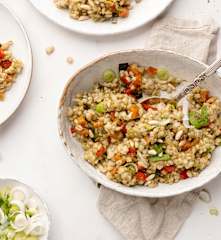 Ensalada de cebada con verduras de verano