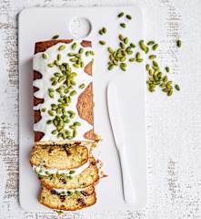 Bolo de cranberries e pistácios