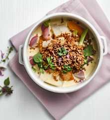 Teplý zeleninový salát, máslová pěna a krusta z bílé veky