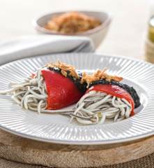 Pimientos riojanos rellenos de angulas de surimi con salsa de tinta