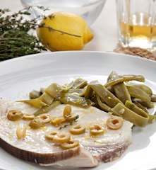 Pez espada con judías verdes y aceitunas