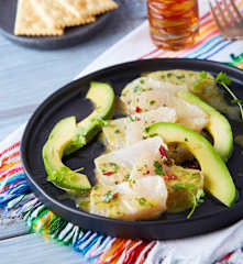 Tiradito de pescado y chile de árbol